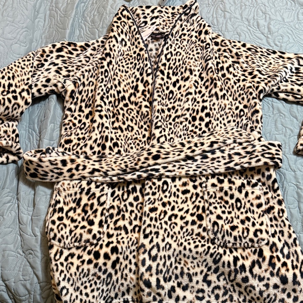 Victoria's Secret Animal Print Fleece Plush Bath Robe, Women’s size M/L